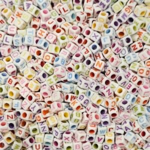 Acrílico Cubo Blanco con Letra Multicolor 68T62C6X6